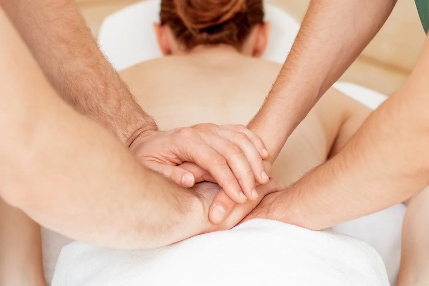Four Hands Massage vs Regular Massage – Is It Worth It